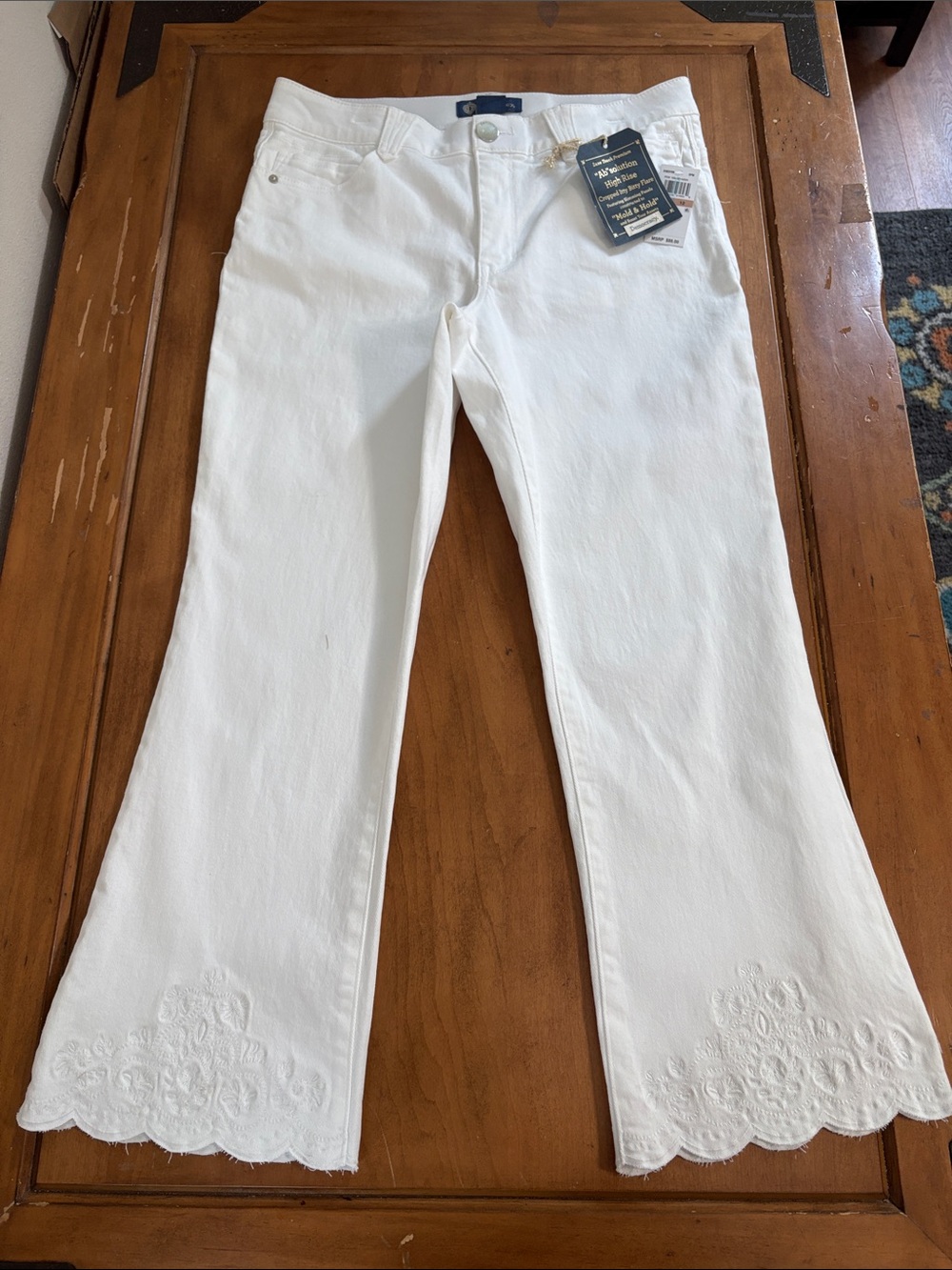 Democracy NWT AbSolution High Rise Cropped Itty Bitty Embroidered Flare Size 12